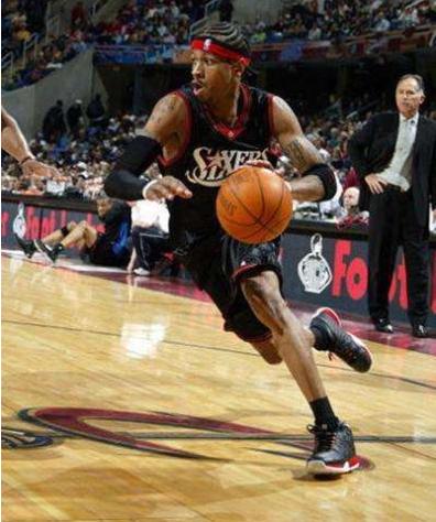 球队攻守转换加速，对手难以适应（攻防转换提速，令对手难以招架）