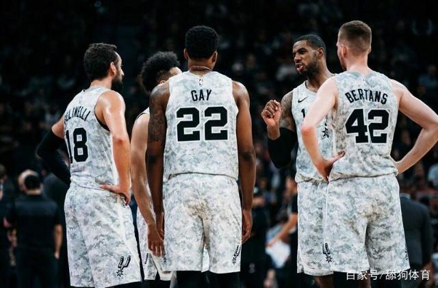 维尼修斯在皇马遭遇嘘声后，社媒发动态前往迪拜引发热议（遭皇马嘘声后，维尼修斯社媒晒赴迪拜动态引发热议）