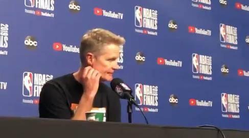 塞维利亚双雄德比战前携手出席活动，呼吁共同抵制校园霸凌（德比将至，塞维利亚两队携手出席活动，倡议抵制校园霸凌）