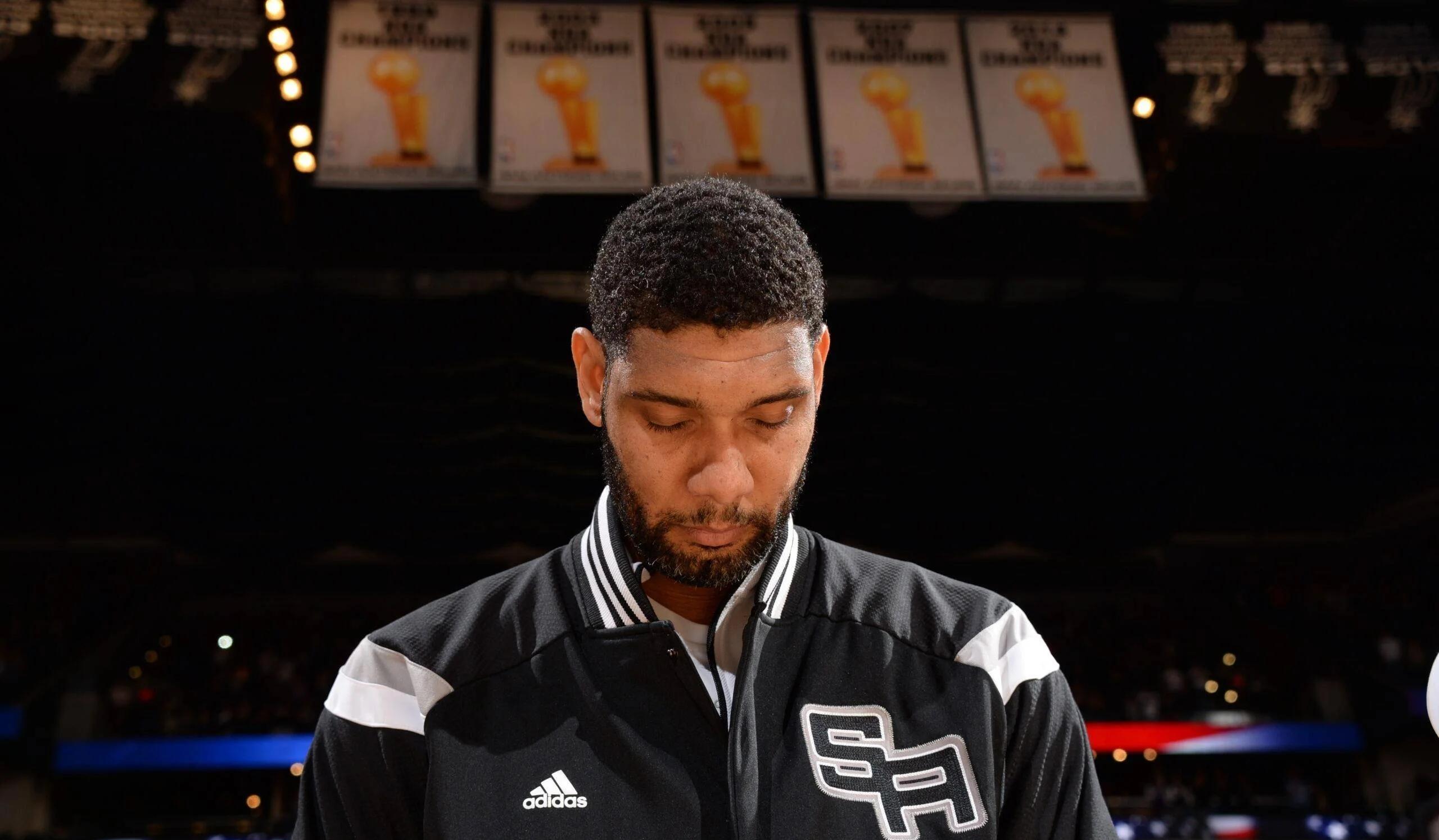 塞维球迷不满球队表现，向球场投掷杂物导致德比战暂停18分钟（塞维利亚球迷不满球队表现向场内掷物，德比战被迫中断18分钟）