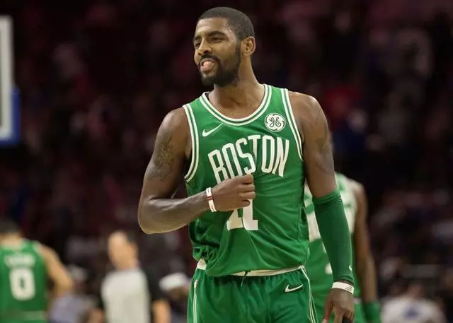 科比·怀特第三节4中4独砍12分，帮助公牛占据上风（科比·怀特第三节火力全开，四投全中斩获12分，助公牛占据优势）